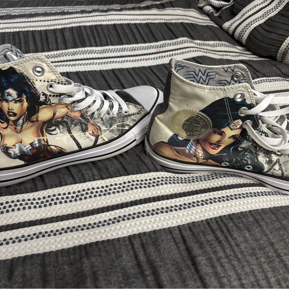 Wonder Woman High-Top Sneakers - Multicolor